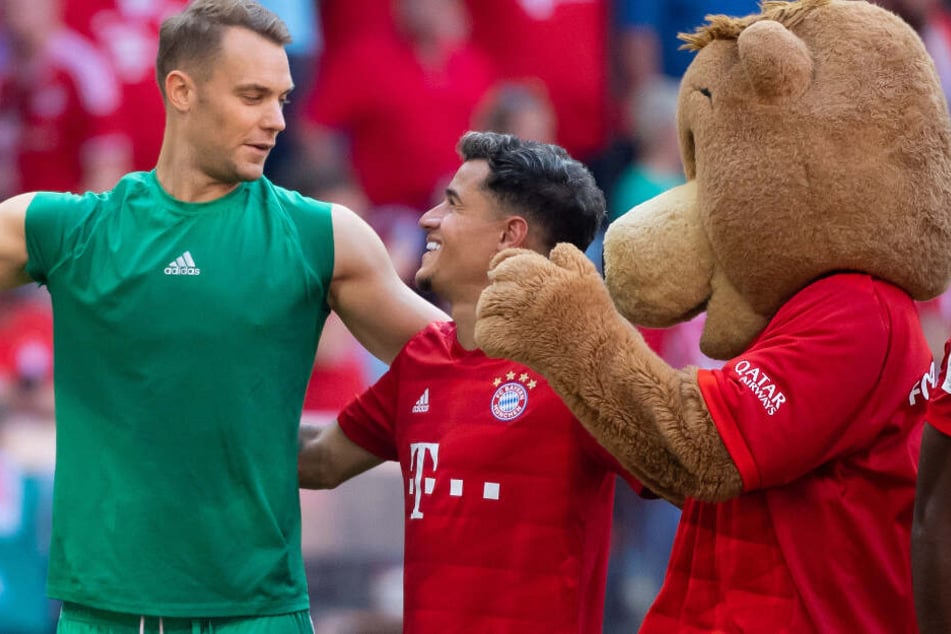 Torwart Manuel Neuer (l.) und Philippe Coutinho feiern gemeinsam nach dem Spiel gegen den FSV Mainz 05.