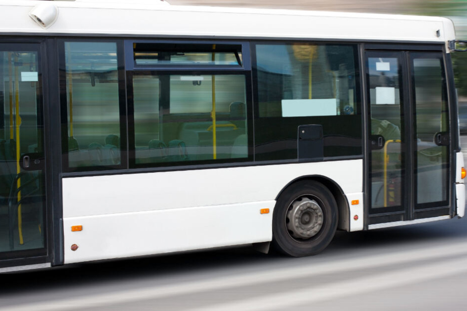 In Ichenhausen ist es zu einem Unfall mit einem Schulbus gekommen. (Symbolbild)