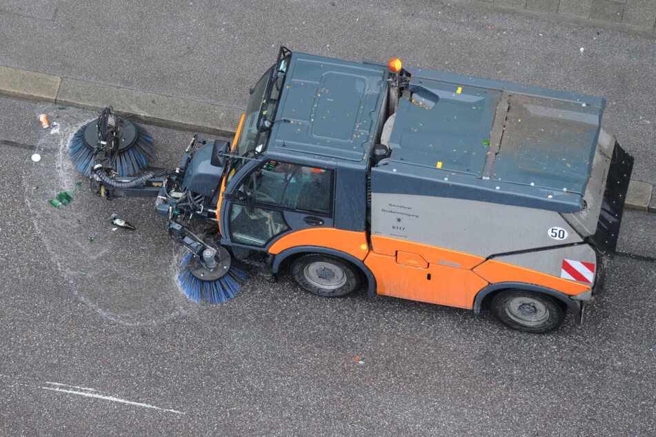 Eine langsam fahrende Kehrmaschine ist in Stralsund einer 78-jährigen Mercedes-Fahrerin zum Verhängnis geworden. (Symbolfoto)