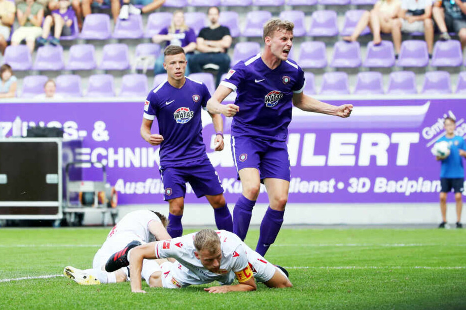 Christoph Daferner (r.) jubelt - mit seinem Treffer zum 1:1 sorgte er für ein ordentliches Ergebnis.