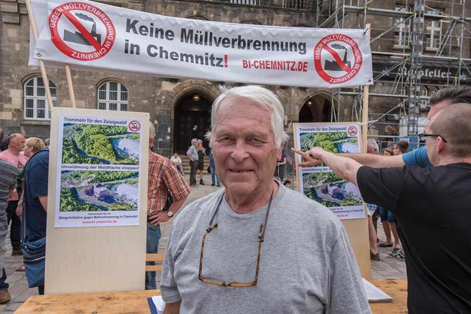 Der Protest führte die Demonstranten bis vors Rathaus.