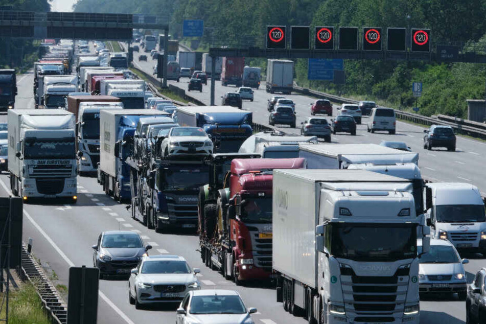 Bereits ab Mittwochnachmittag soll es auf den Straßen voll werden. (Symbolbild)