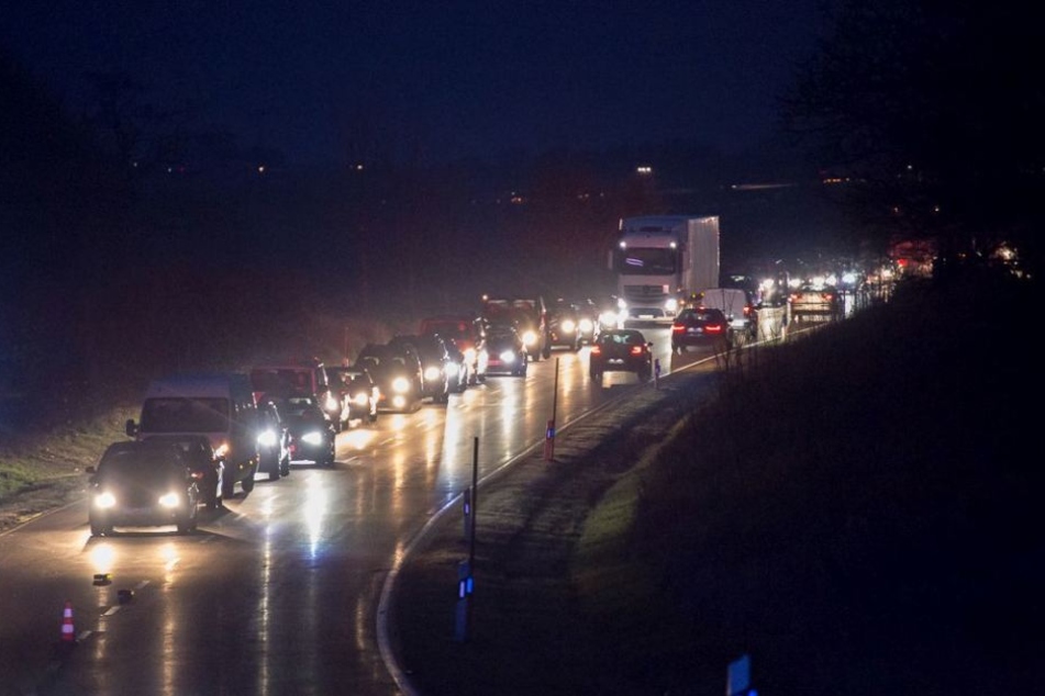 Der Unfall sorgte für Stau auf der S255 in beide Richtungen.
