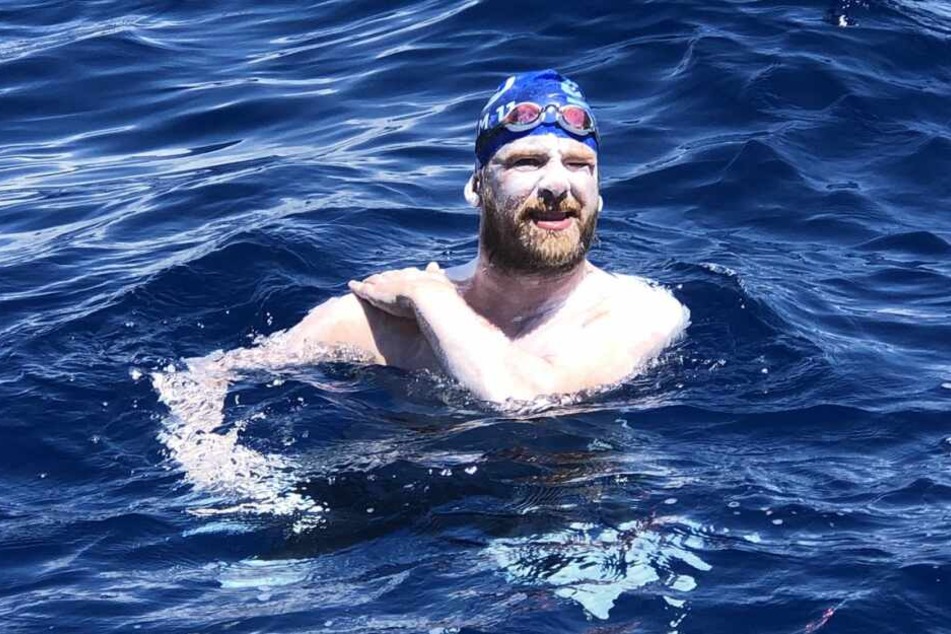 Cameron Bellamy (37) cremt sich ein, um sich vor der Sonne und dem Salzwasser zu schützen.
