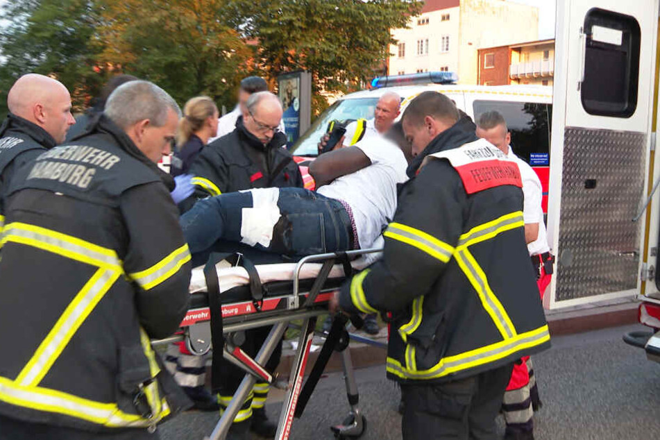 Der Verletze (20) wird in ein Krankenhaus gebracht.