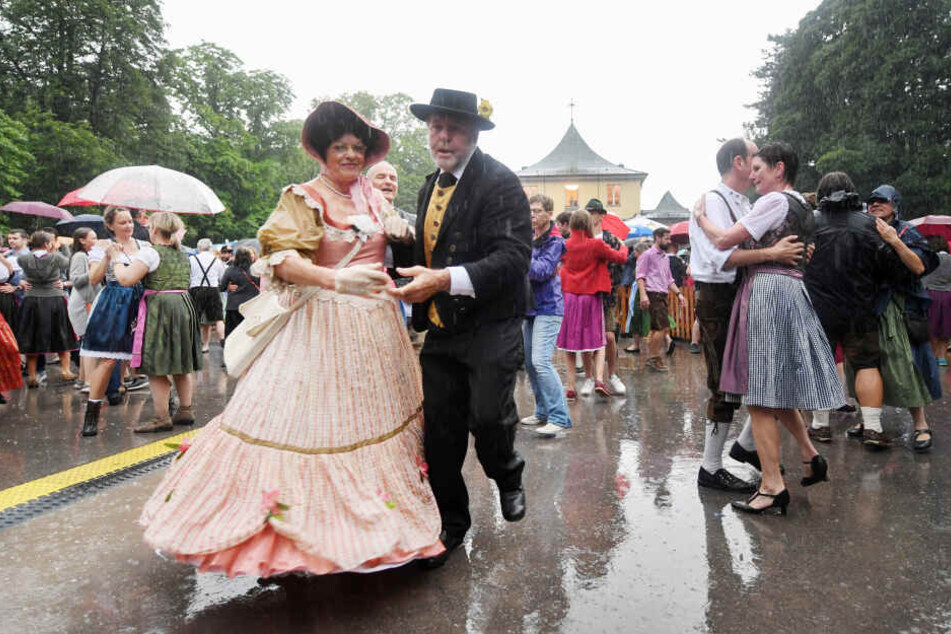 Irgendwann ist man es so nass, dass es keinen Unterschied mehr macht. 8000 hielten im Englischen Garten durch.