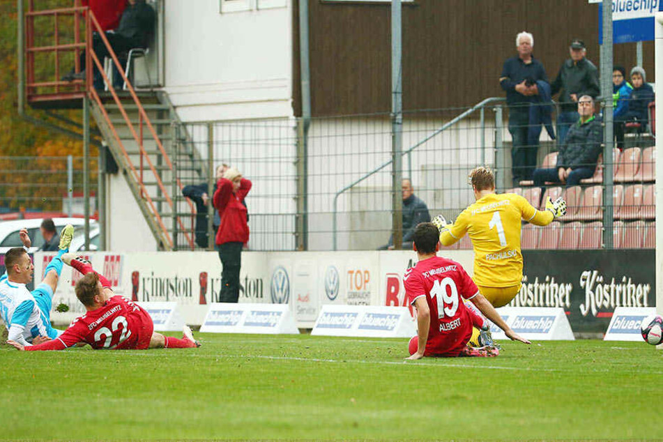 Das ist es passiert: Daniel Frahn (l.) schiebt im Liegen zum 1:0 für Chemnitz ein. Es war sein 12. Saisontor, das 13. ließ er wenig später folgen.