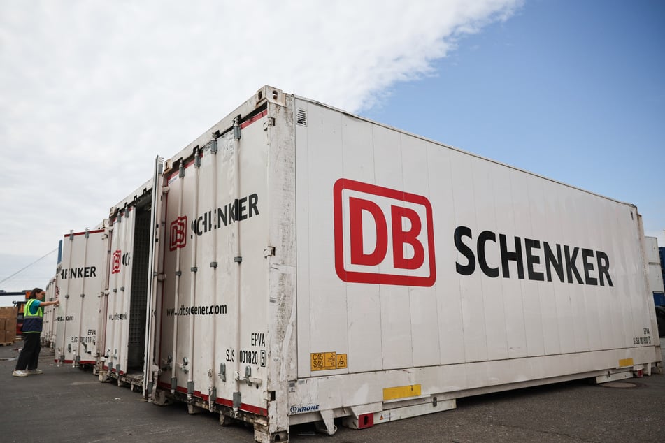 Im Bieterwettstreit um die Logistik-Tochter der Deutschen Bahn, DB Schenker, hat sich das dänische Transportunternehmen DSV durchgesetzt.