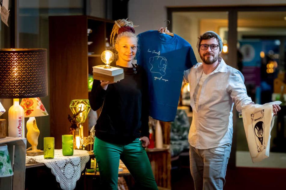 Denise Quarch (34) von "Don Quijote" und Martin Konrad Grimm (31) von "Breakfast Print" zeigen ihre Designs.