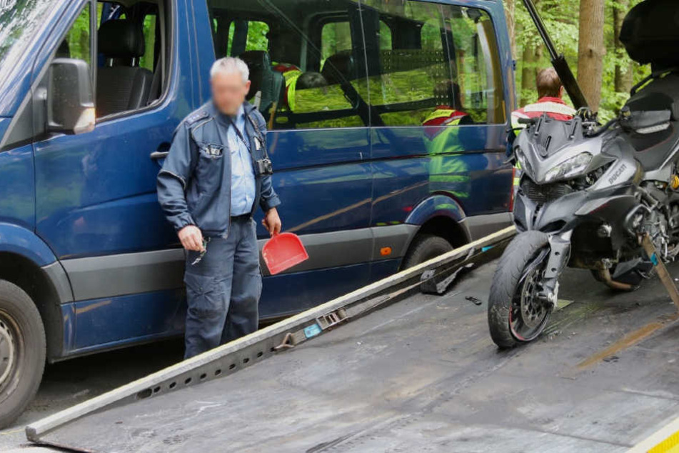 Rund zwei Stunden waren die Beamten mit der Unfallaufnahme beschäftigt. Sie gehen von einem Sachschaden in Höhe von 20.000 Euro aus.