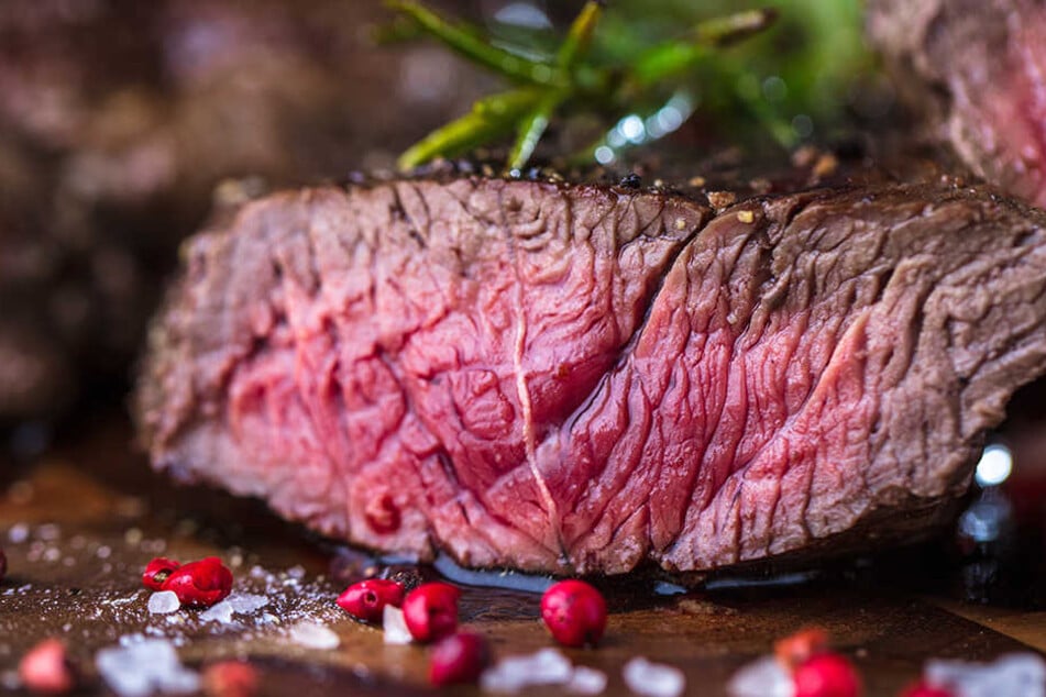 Hepatitis E kannst Du Dir einfangen, wenn Du das Grill-Schweinefleisch zu kurz auf dem Grill brutzelst.