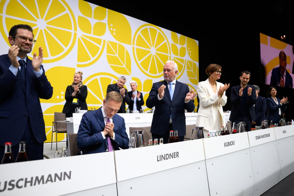 Minutenlang beklatschten die Delegierten ihren scheidenden Parteichef. Lindner selbst war sichtlich gerührt und kämpfte mit den Tränen.