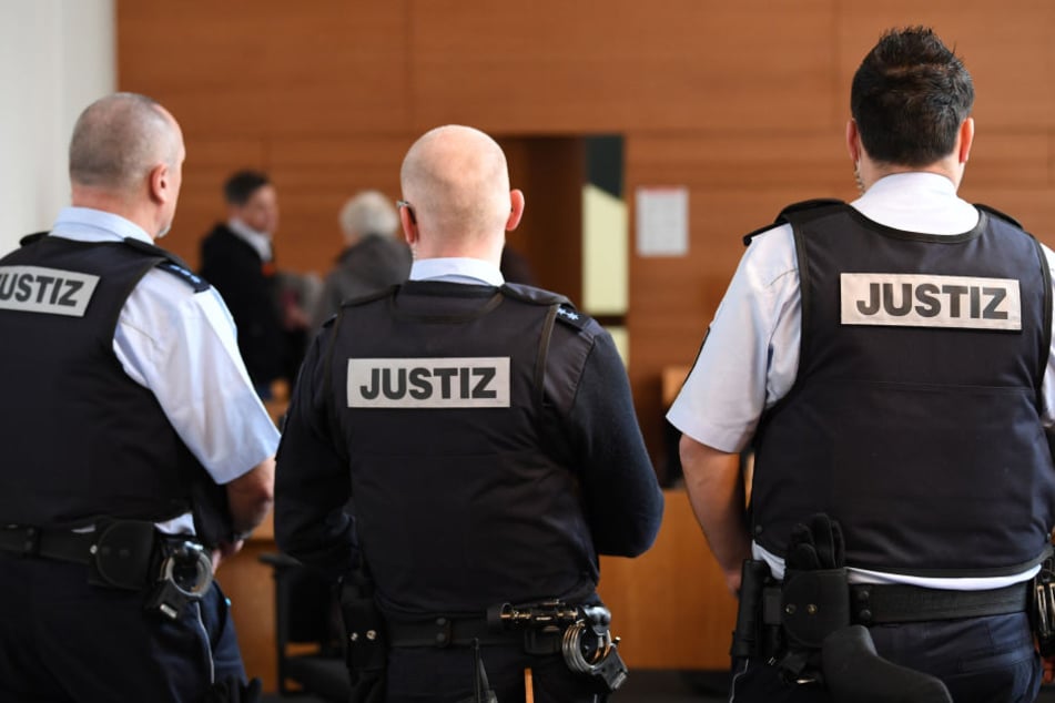 Justizbeamte stehen im Gerichtssaal Freiburg. (Symbolbild)