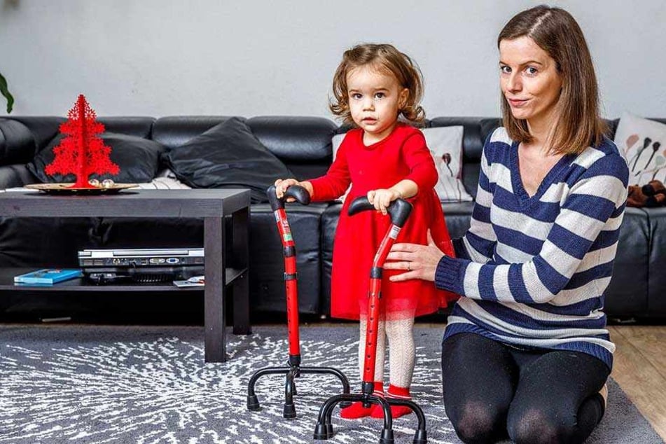 Übt mit Gehhilfen, benötigt einen Rollator: die kleine Elena (fast 2) beim täglichen Training mit Mama Marie Lorentschk (34).