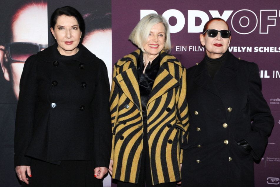 Die Künstlerin Marina Abramovic (l.-r.), Regisseurin Evelyn Schels und die Künstlerin Katharina Sieverding kommen zur Premiere ihres Films "Body of Truth".