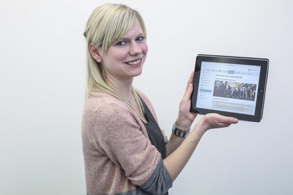 TU-Psychologin Bianka Vollert (27) zeigt die Online-Hilfe-Seite auf einem Tablet.