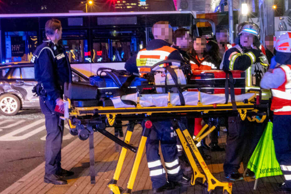Polizei und Rettungskräfte sicherten am Hauptbahnhof in Wiesbaden den Unfallort.