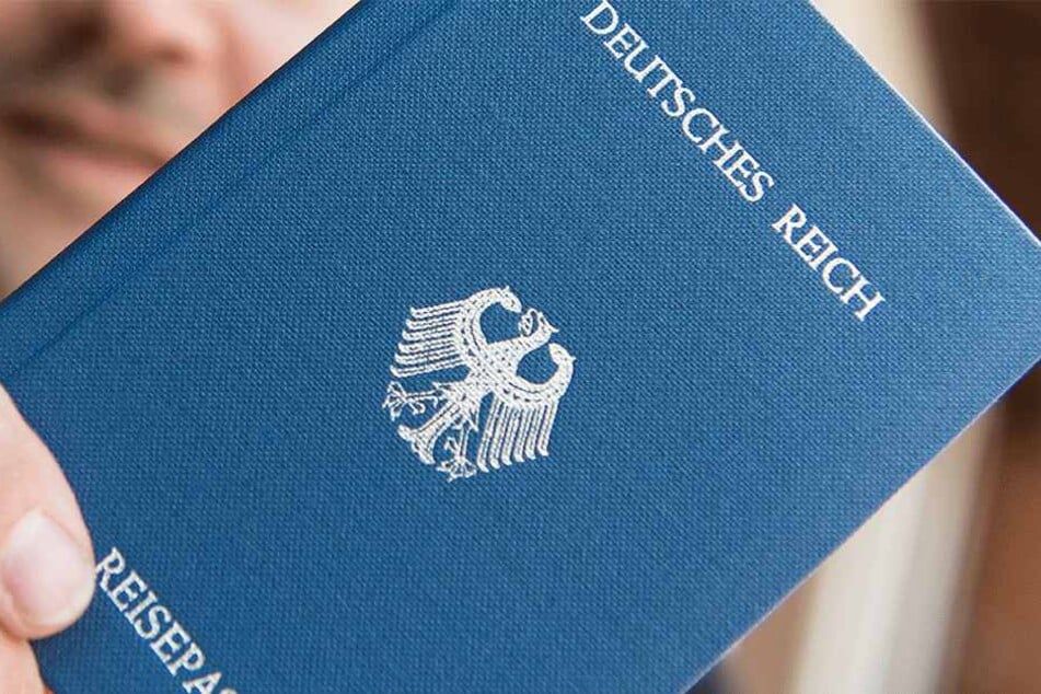 Auch mit diesen gefälschten Reisepässen, machen sich die sogenannten "Reichsbürger" natürlich strafbar.