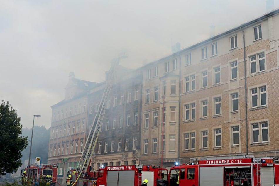 Mit einer Drehleiter gelangten die Kameraden aufs Dach des brennenden Hauses.