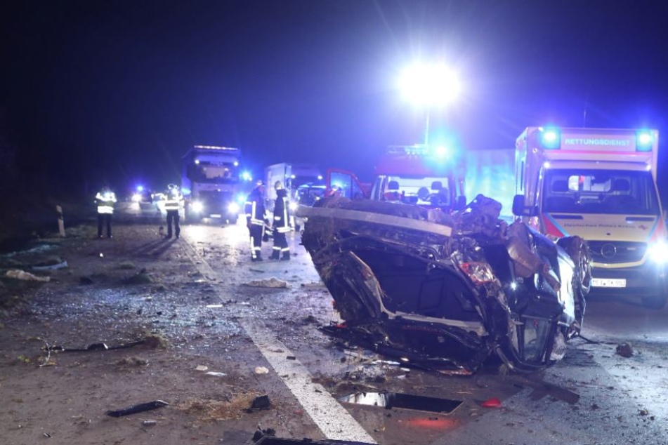 Die Rettungskräfte waren stundenlang mit den Aufräumarbeiten beschäftigt. Es bildete sich Stau.