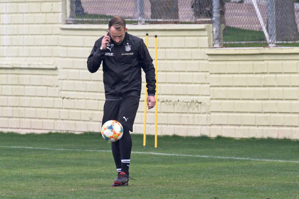 Multitasking! FSV-Sportchef Toni Wachsmuth telefoniert und jongliert nebenbei mit dem Ball.
