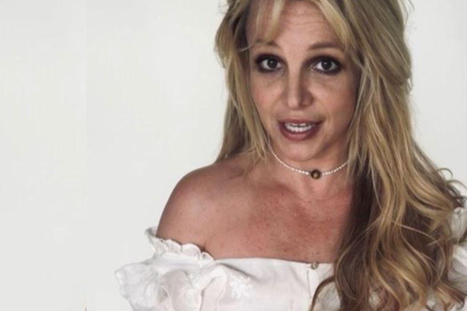 Nach Funkstille: Britney Spears meldet sich zurück, ihre Fans vermuten Verschwörung