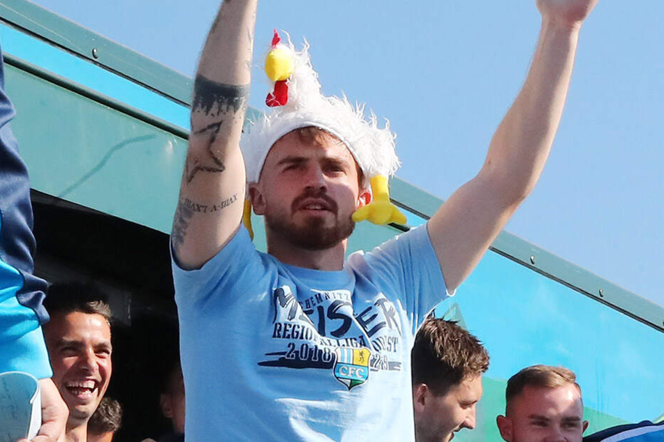 Pascal Itter als Stimmungskanone. Nach dem 7:0 gegen Schiebock schnappte er sich das Mikro und heizte den Fans auf der Meisterfeier kräftig ein.