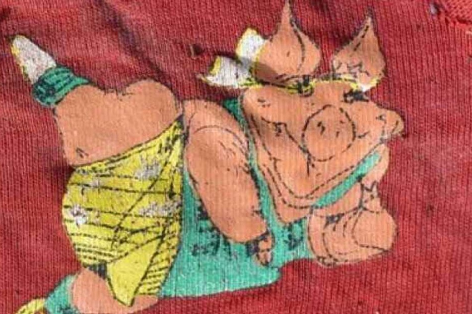 Dieses auffällige Schwein-Motiv sollte bei der Identifikation des Toten helfen.