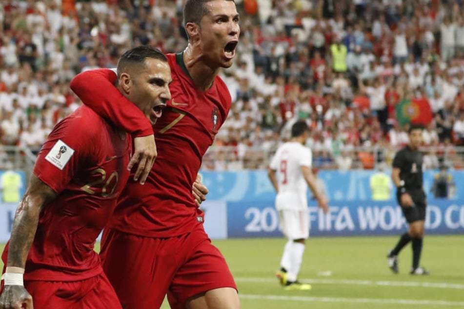 Ricardo Quaresma (l) aus Portugal bejubelt sein Tor zum 1:0 mit Cristiano Ronaldo.