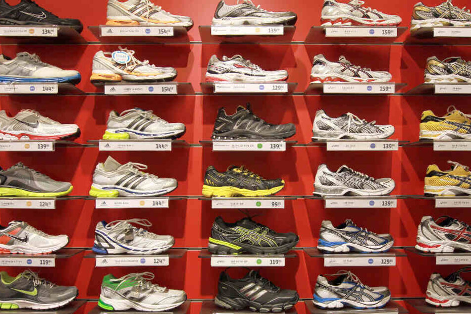 Der Unbekannte schnappte sich Schuhe aus dem Regal und verschwand. (Symbolbild)