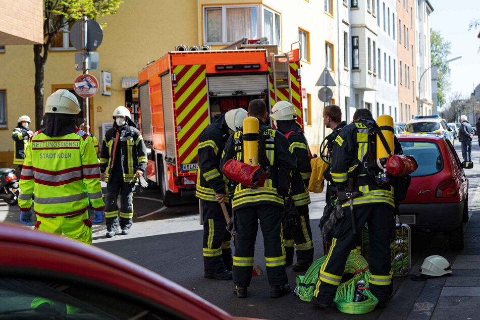 Ein Feuerwehrmann (39) hat sich während eines Einsatzes in Köln-Kalk durch einen Sturz vom Dach verletzt.