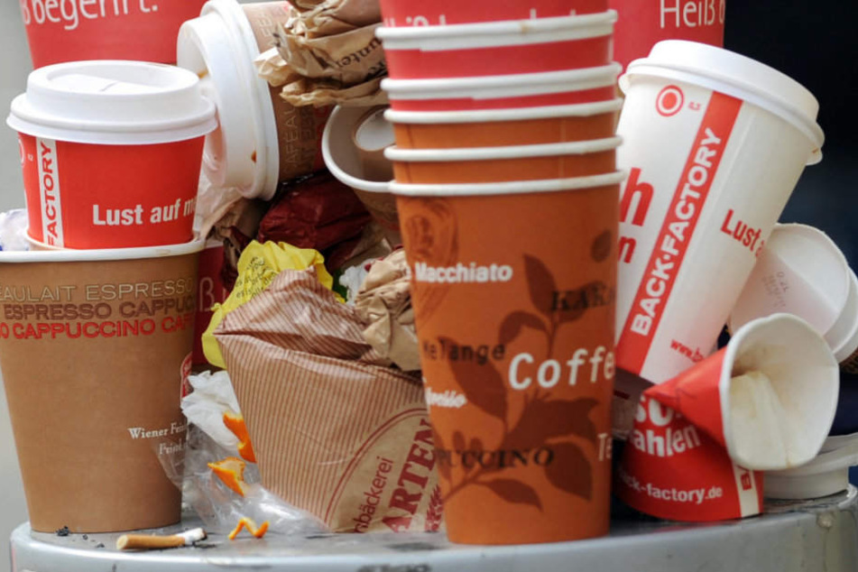 Tägliches Bild aus deutschen Großstädten. Kaffeebecher stapeln sich in einem Mülleimer.