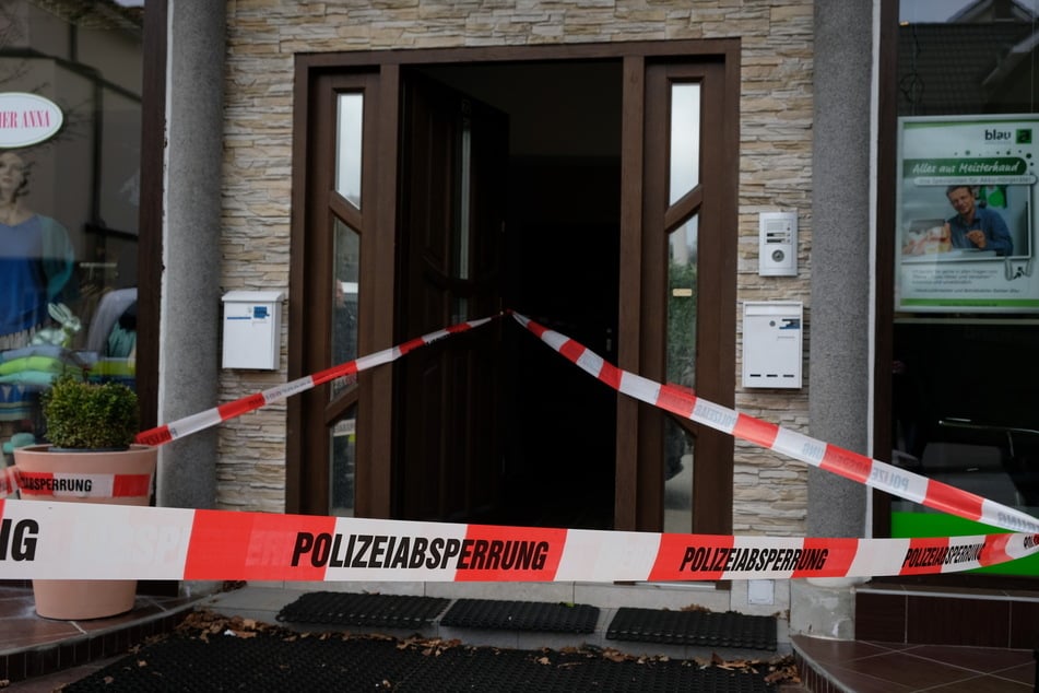 Der Tatort in Aumühle wurde von den Beamten abgesperrt.