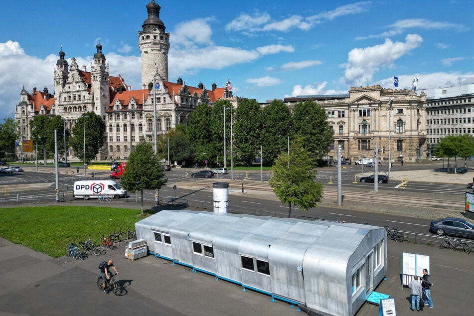 Eine historische Raumerweiterungshalle steht auf dem Wilhelm-Leuschner-Platz. Vom 6. September bis 9. Oktober zeigt eine Wanderausstellung den Weg zum geplanten nationalen Freiheits- und Einheitsdenkmal.