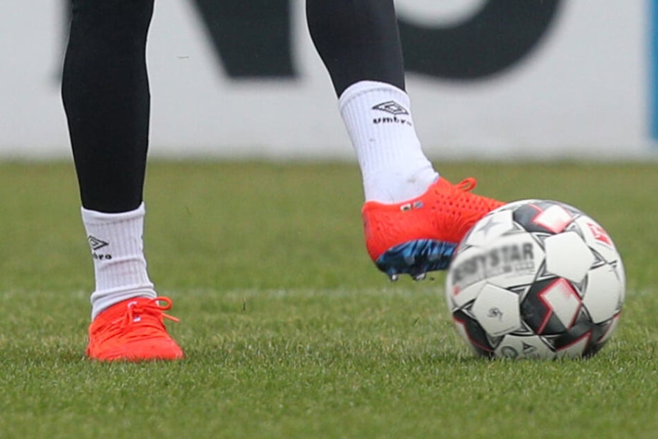 Ein Fußballspieler kickt das "Leder" (Symbolbild).