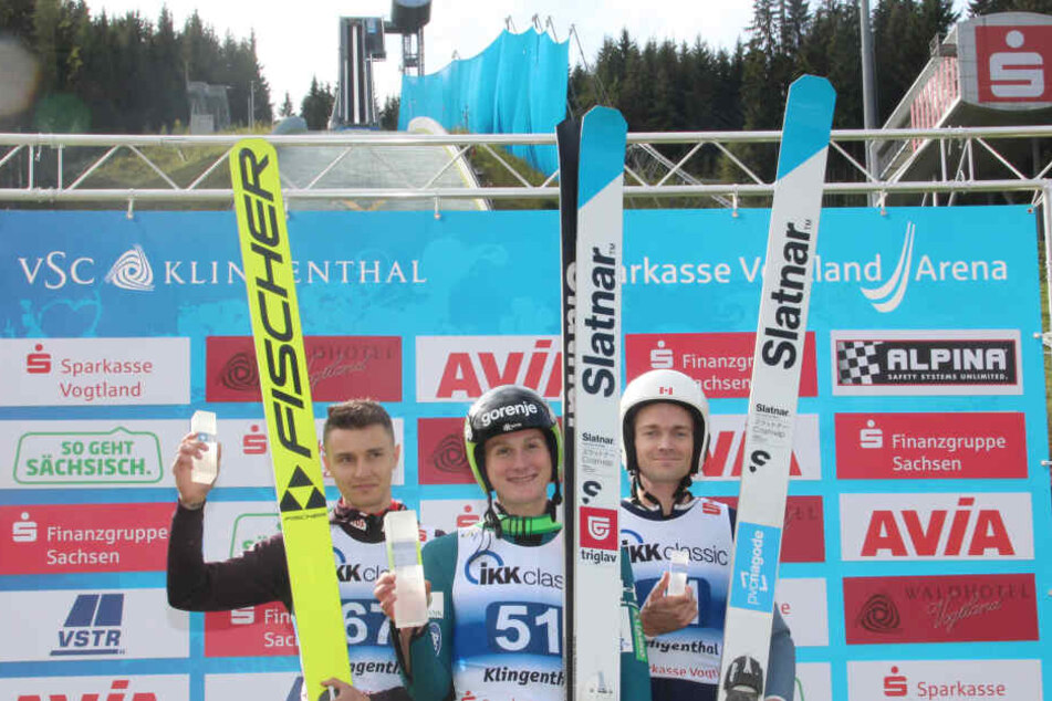 Der Slowene Domen Prevc (M.) gewann am Wochenende beide Springen in Klingenthal, beide Male vor dem Polen Muranka (l.) und Mackenzie Boyd-Clowes (Kanada).