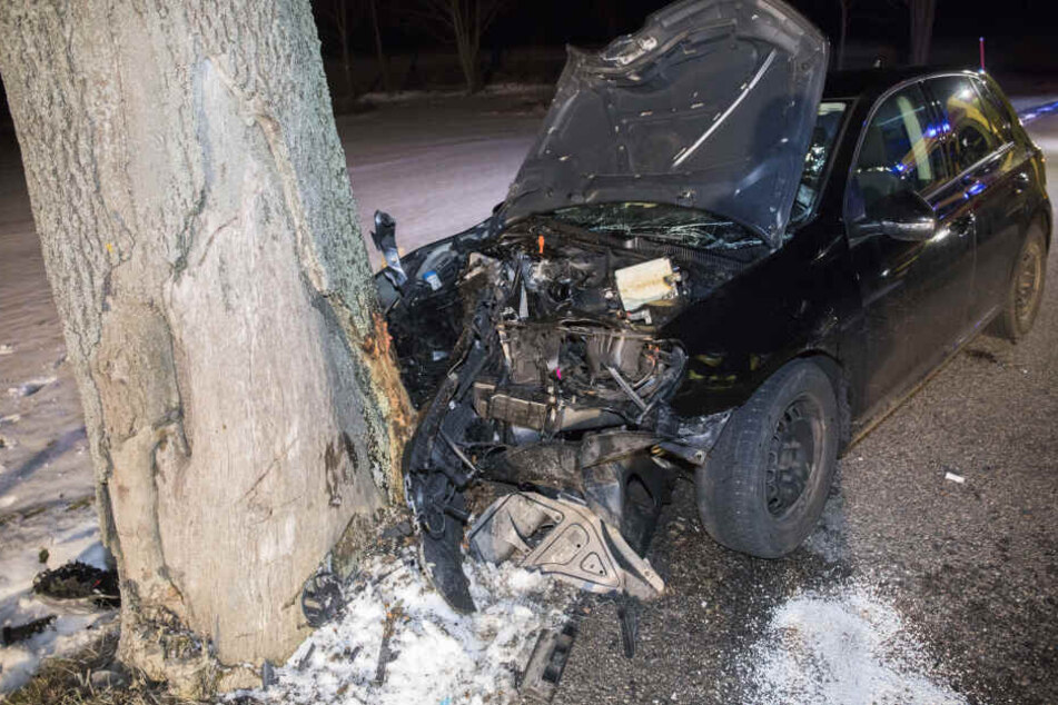 Der Aufprall war so heftig, dass sich der Baum mehrere Zentimeter in den VW bohrte.