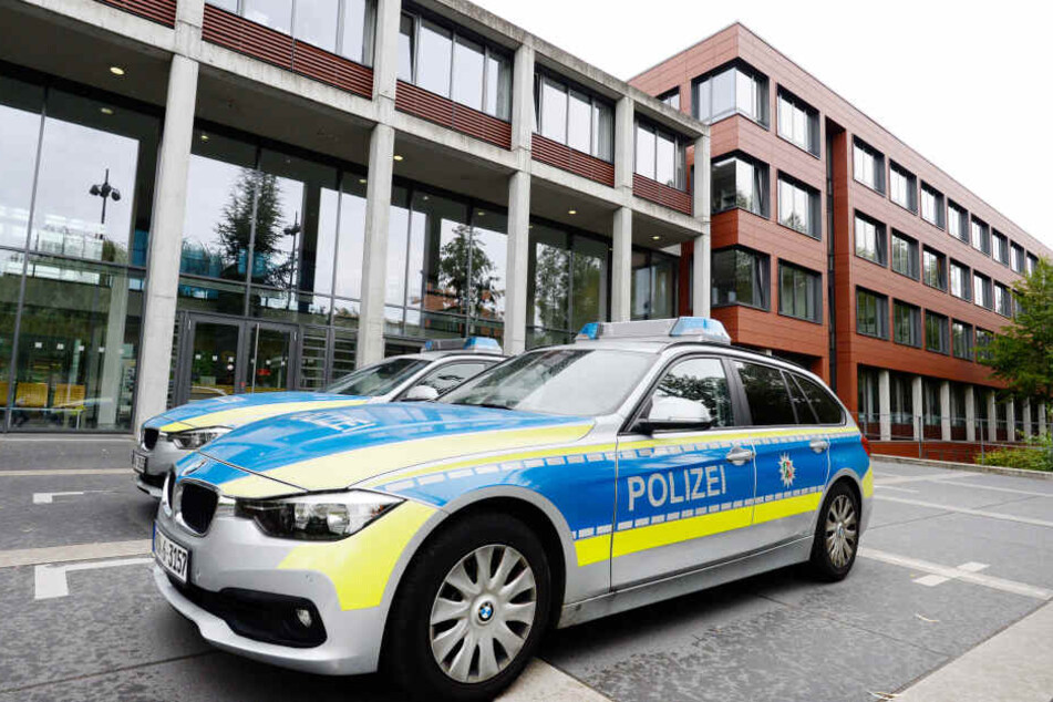 Ein Polizeiauto vor der Polizei Bonn.
