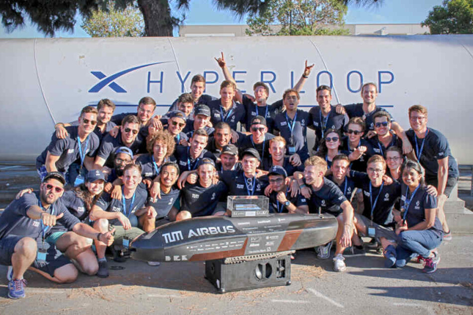 Das Team aus München mit ihrem Prototyp.