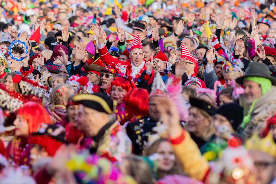 Jecken feiern den Auftakt der Karnevalssession auf dem Heumarkt.