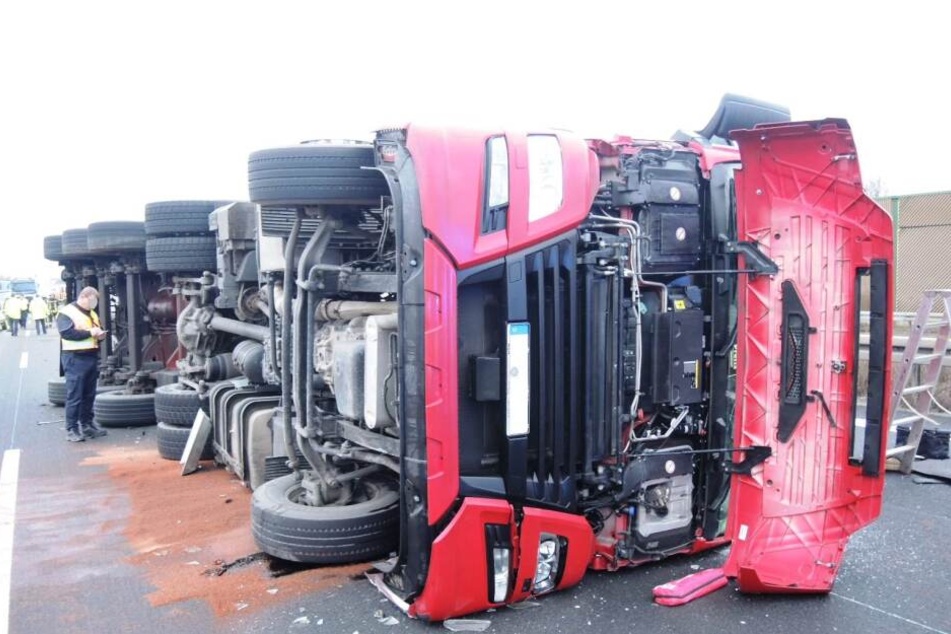 Der 45-jährige Fahrer dieses Sattelzuges kippte am Montagmorgen auf der A9 bei Droyßig um und sorgte für eine stundenlange Vollsperrung.