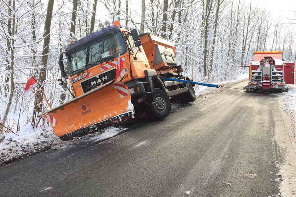 Das Räumfahrzeug rutschte in den Graben.