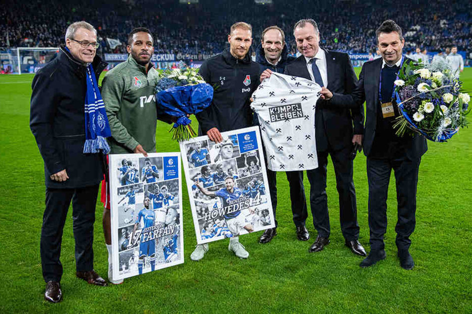 Bevor es los ging, wurden aber erst einmal Ehrungen vorgenommen. Die langjährigen Schalker Benedikt Höwedes (3.v.l.) und Jefferson Farfan (2.v.l.) wurden jeweils mit einer Bildcollage und einem Blumenstrauß für ihre Verdienste geehrt.