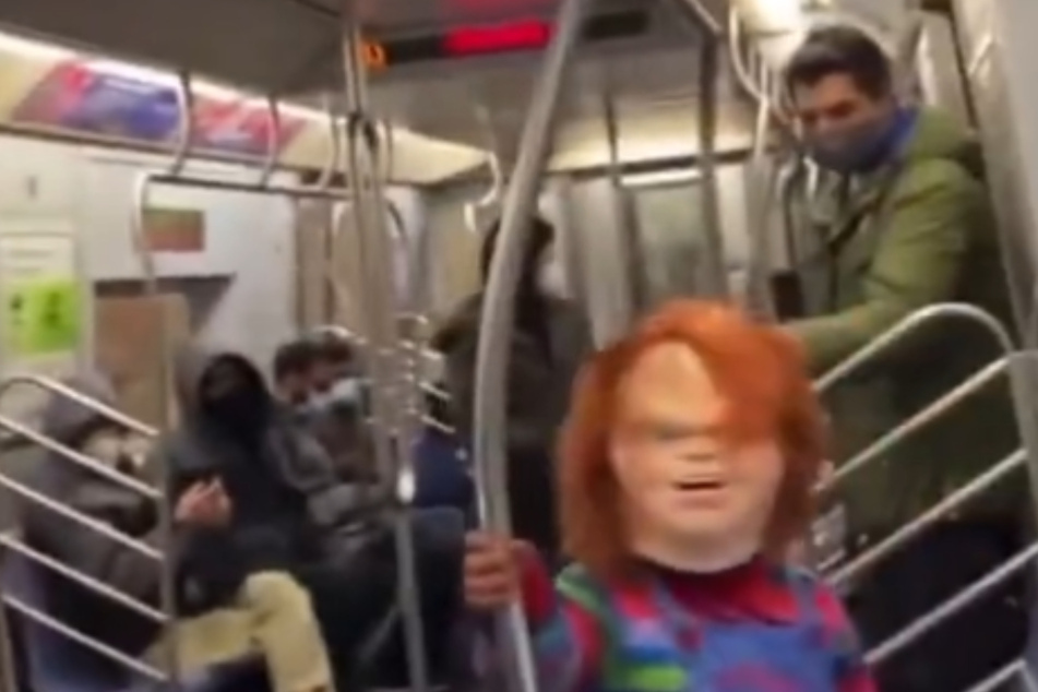 Mörderpuppe Chucky treibt ihr Unwesen in der U-Bahn von New York.