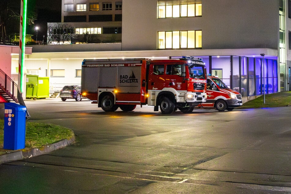 Kurz nach 22 Uhr wurden die Feuerwehren aus Aue, Alberoda, Bad Schlema und Lößnitz nach Aue ins Krankenhaus gerufen.