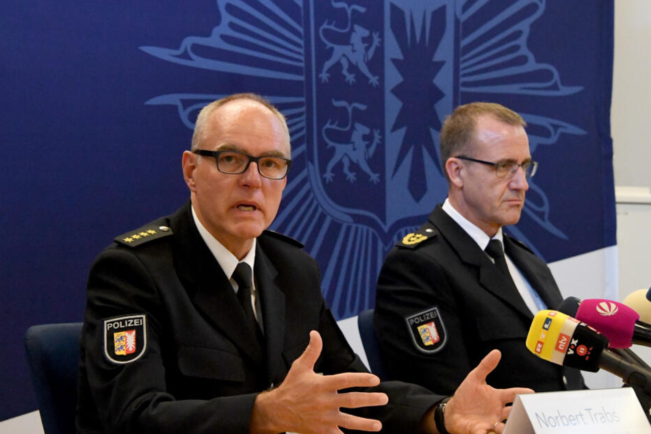 Norbert Trabs, Leiter Polizeidirektion Lübeck (l), und Michael Wilksen, Landespolizeidirektor, informierten bei einer Pressekonferenz über das glückliche Ende der Geiselnahme in dem Lübecker Gefängnis.