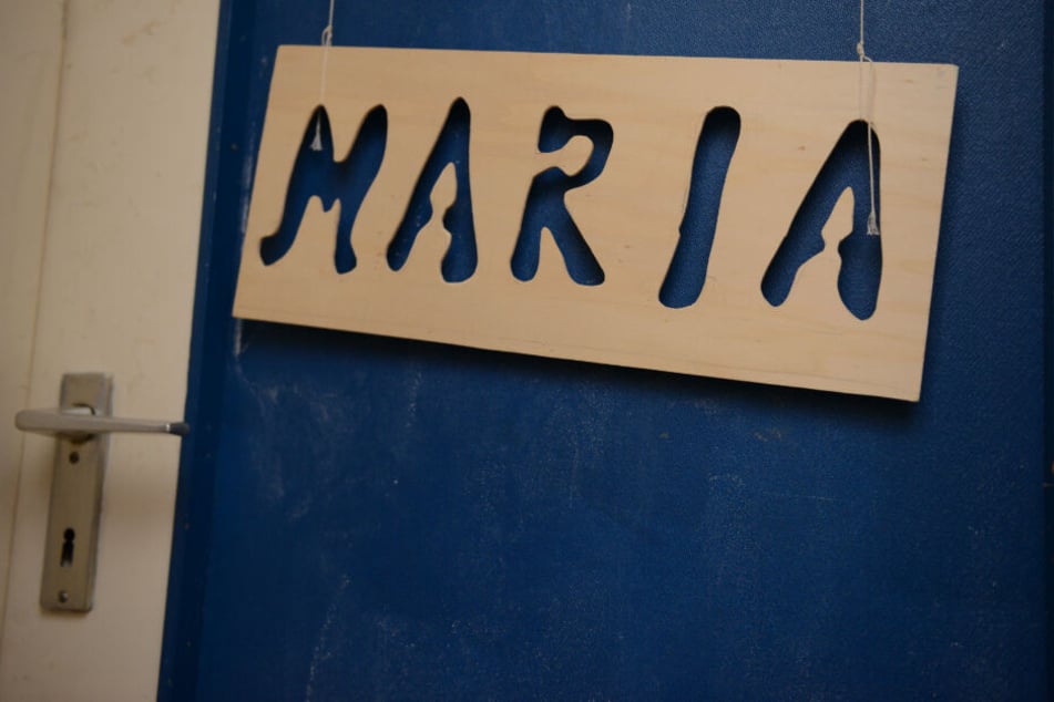 Das Namensschild der damals verschwundenen Maria hängt an ihrer Zimmertür in der Wohnung der Mutter.