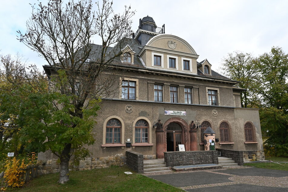 Das 1913 erbaute Rathaus ist heute ein Schulmuseum. Hier wird an die Schulzeit der Eltern und Großeltern erinnert.