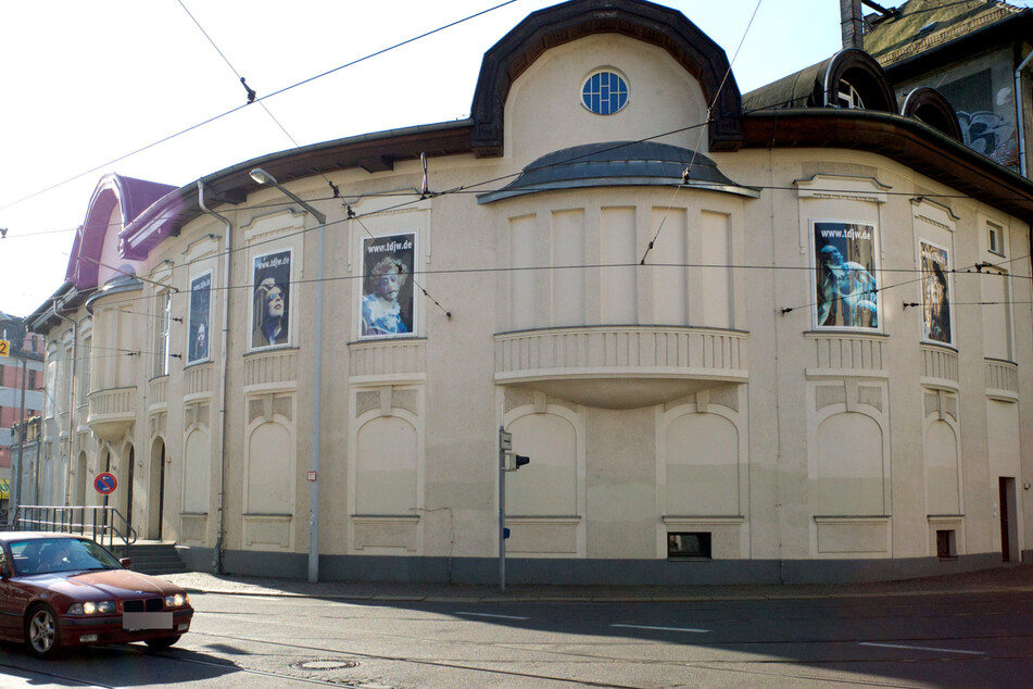 Städtische Kulturbetriebe, wie hier das Theater der Jungen Welt, bleiben bis Ende März noch geschlossen.