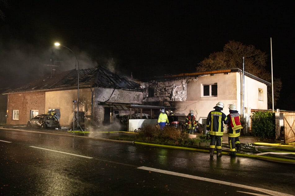 Die Feuerwehr war mit einem Großaufgebot von rund 100 Helfern im Einsatz. Die zwei Häuser sind nach dem Feuer unbewohnbar.